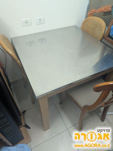 שולחן עץ עם פלטת נירוסטה