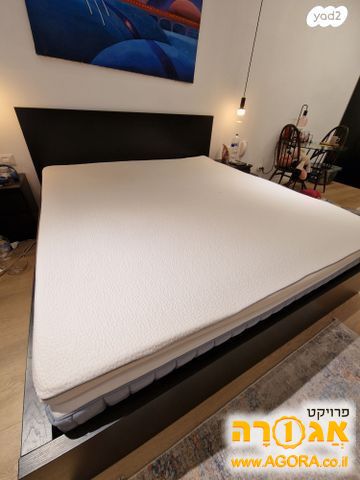 מיטת קינג סייז עם מזרון במצב מעולה
