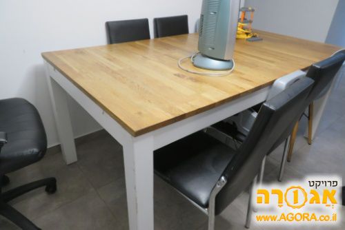 שולחן פינת אוכל נפתח עם ארבע כסאות