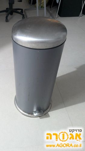 פח אשפה גדול עם רגלית