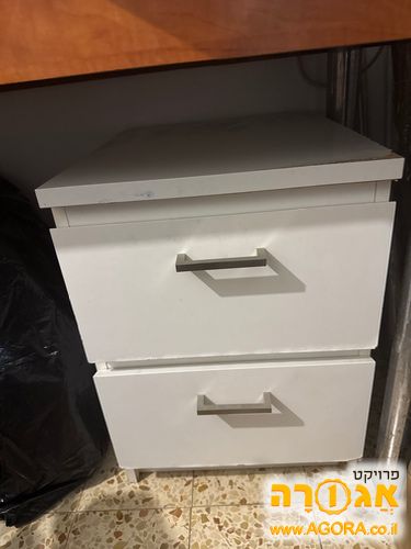 שידה ששמים ליד המיטה