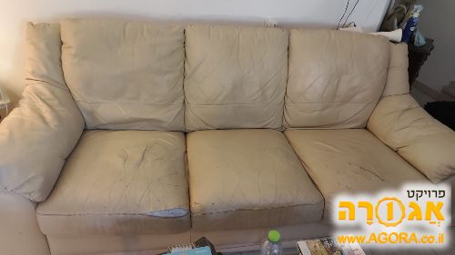 שתי ספות בצבע קרם