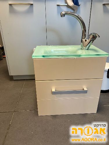 ארון אמבטיה לשירותי אורחים