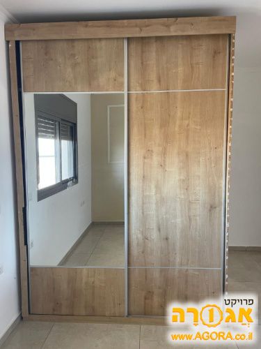 ארון לחדר שינה עם מראה