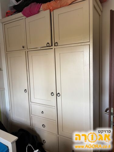 ארון עץ גדול