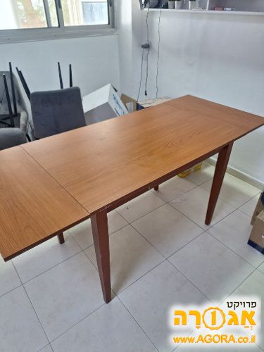 שולחן עץ נפתח
