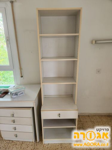 ספרייה בצבע לבן