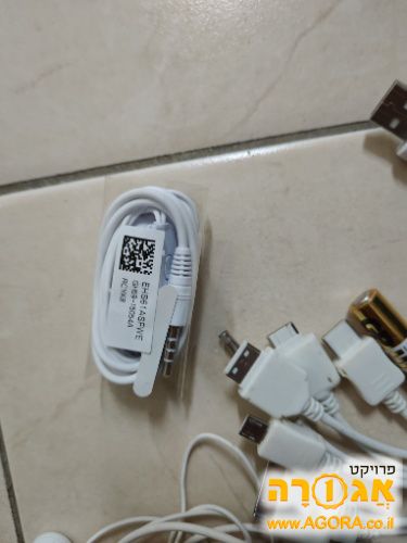 אוזניות חדשות עם כבל וכבלי טעינה תקינים