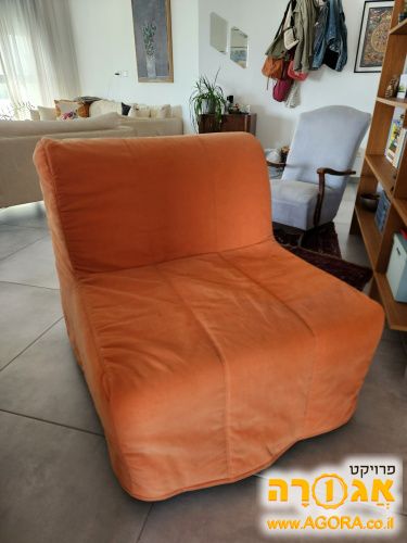כורסת איקאה שנפתחת למיטת יחיד