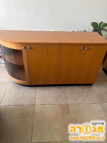 למסירה מזנון מעץ במצב טוב