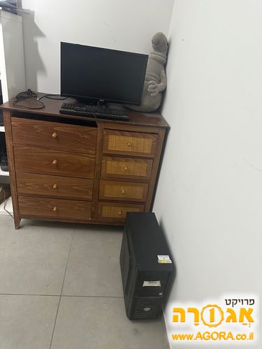מחשב נייח כולל מסך ומקלדת