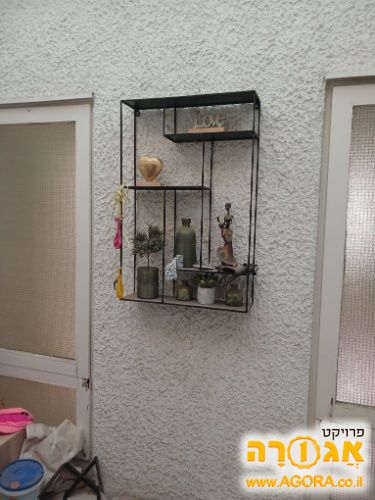 מתלה קיר עם קישוטים