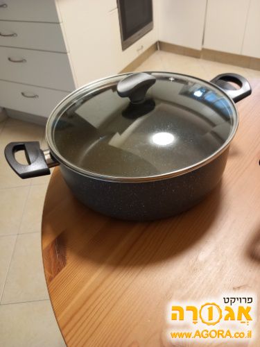שני סירים ומחבת