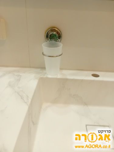 מחזיק כוס למברשות שיניים