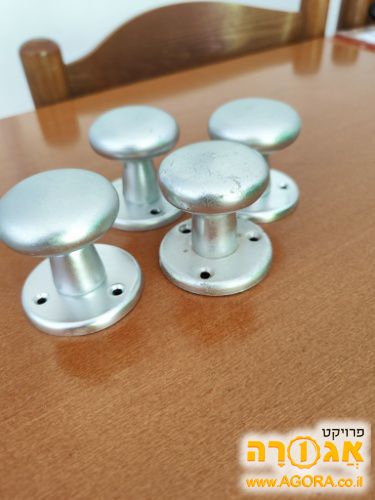 ידיות קבועות לדלת