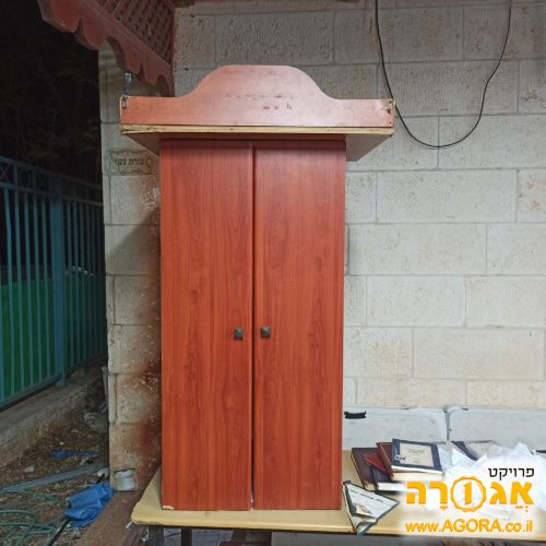 ארון קודש קטן מעץ