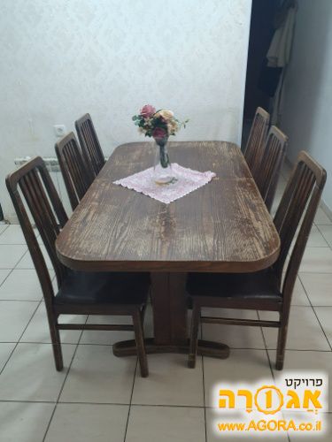שלחן אוכל וכיסאות