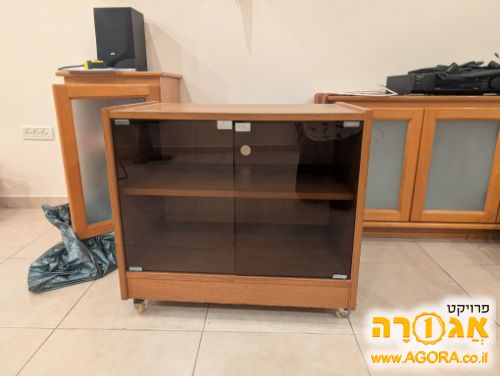 שידת עץ וזכוכית