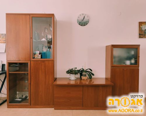 מזנון עם ויטרינה