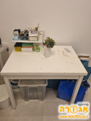 שולחן עץ לבן
