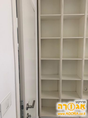 ספרייה מעץ צרה וגבוהה