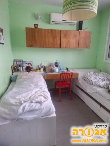 2 מיטות ילדים עם מיטות חבר מתחת