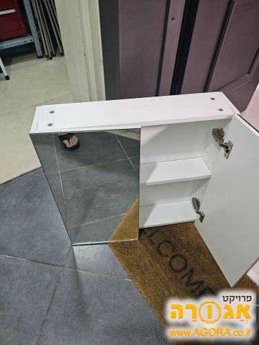 ארונית למקלחת
