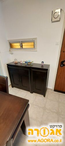 . פינת אוכל ושתי שידות