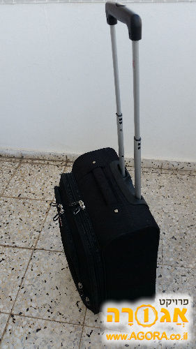 מזוודה בד טרולי עליה למטוס