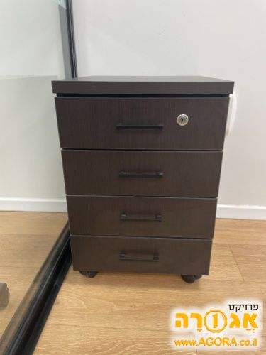 4 מגירות על גלגלים