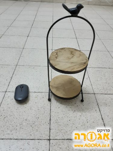 מעמד קטן מעץ לעציצים