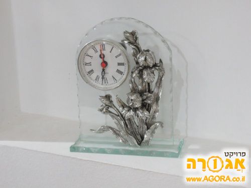 שעון מובנה על זכוכית מעוצבת