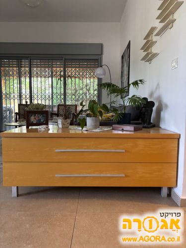 שתי שידות עץ גדולות