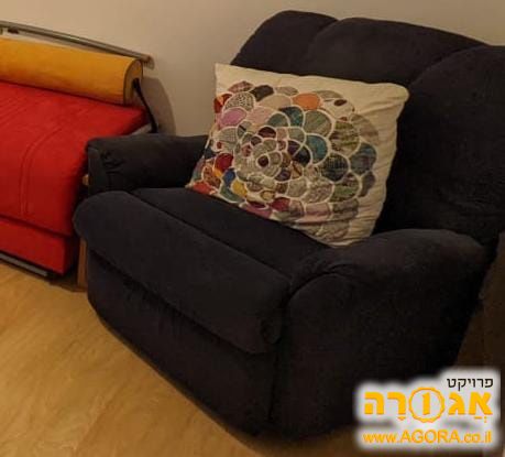 כורסה כחולה מאוד נוחה