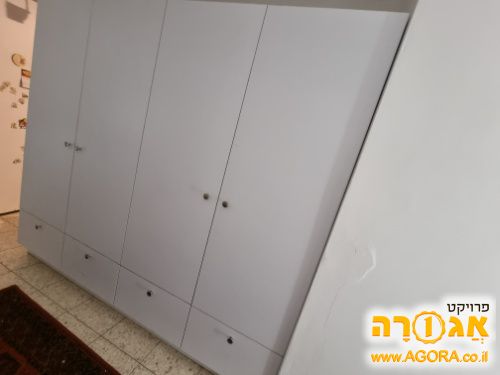 ארון עם מגירות