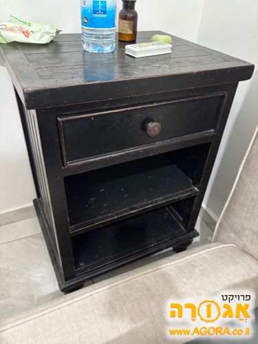 שידה קטנה מעץ מלא