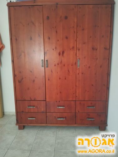 ארון עץ מלא