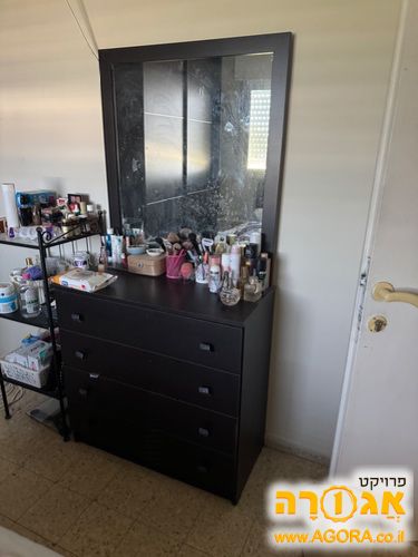 שידה עם מראה