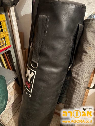 שק אגרוף בתוספת מתלה