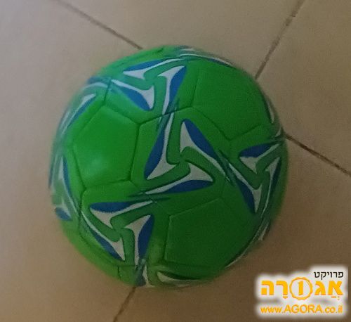 כדור ירוק למשחק לילד