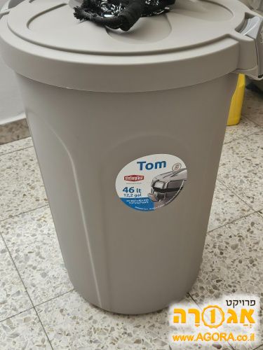 מזון איכותי לגורים במיכל ייעודי