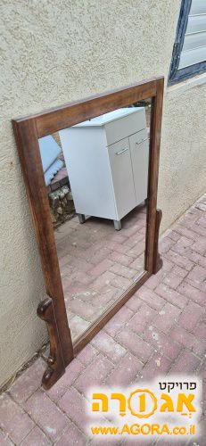 מראה עם מסגרת עץ