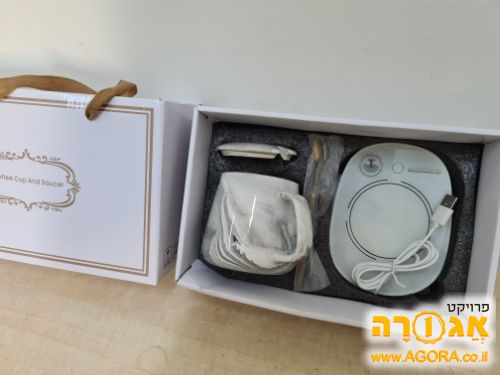 שני ספלים קרמיים עם תחתית חימום usb