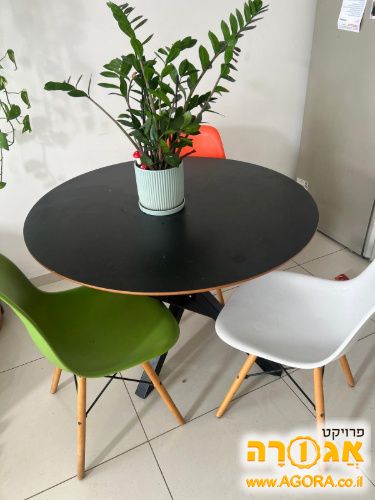 שולחן אוכל עגול ושלושה כסאות