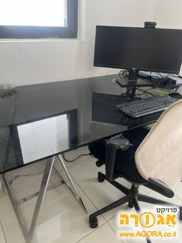 שולחן עבודה מזכוכית וכסא