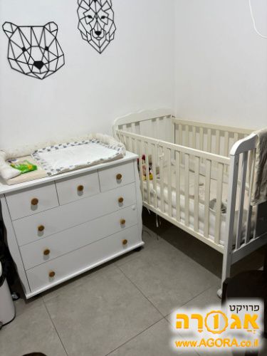 שידת החתלה ומיטת תינוק