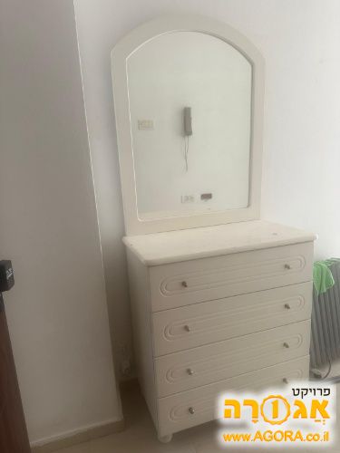 שידה עם מראה