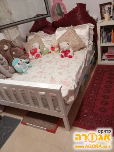 מיטה זוגית לבנה מעץ מלא