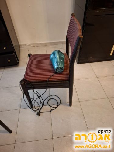 שולחן פינת אוכל ושש כסאות