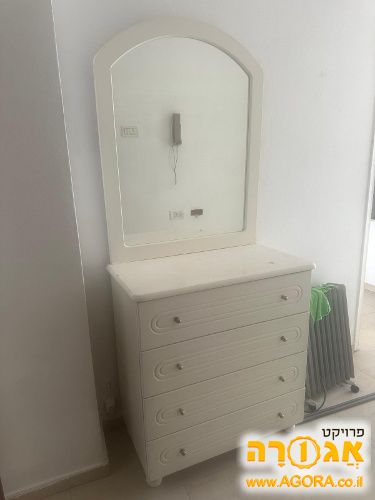 שידה ומראה